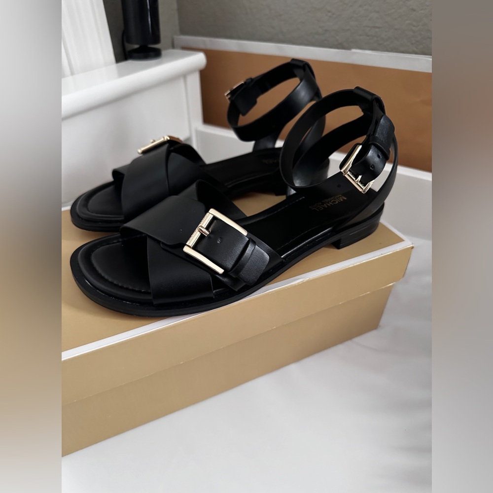 Michael Kors FAYE FLAT SANDAL
FAUX LEATHER
4953FYFSIL